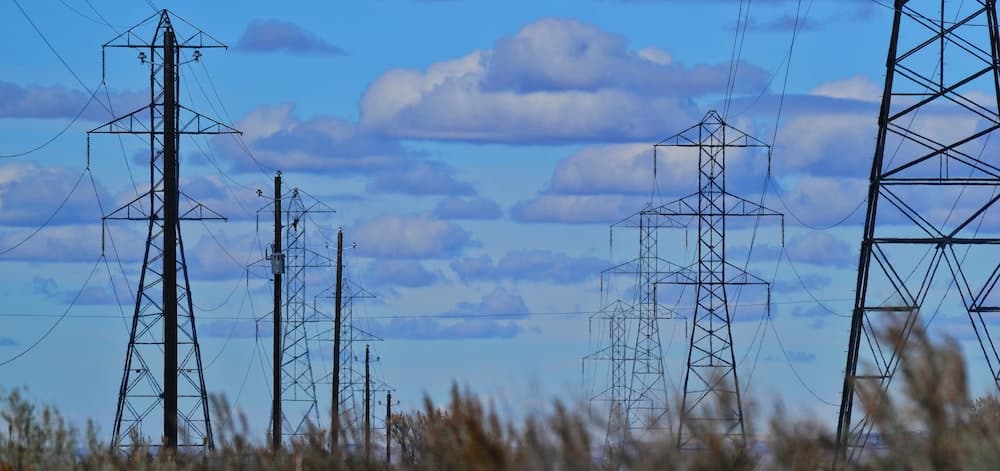 Maison sous une ligne très haute tension